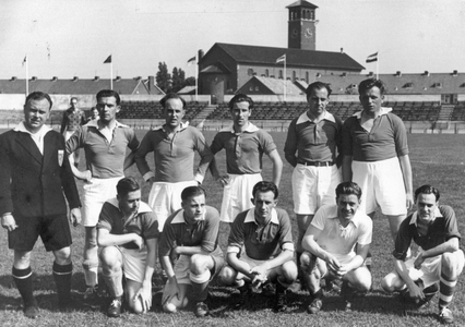 837778 Groepsportret van het voetbalteam van de Provincie Utrecht tijdens een interprovinciaal voetbaltoernooi te Haarlem.